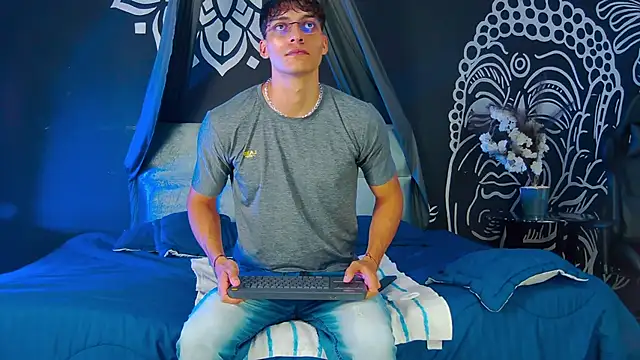 Snapshot of AlessioVitale chatting on 20, 12, 2025 AlessioVitale online show from 20, 12, 2025