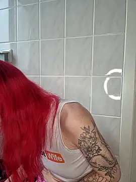 Snapshot of SkinnyGinny chatting on 10, 11, 2025 SkinnyGinny online show from 10, 11, 2025