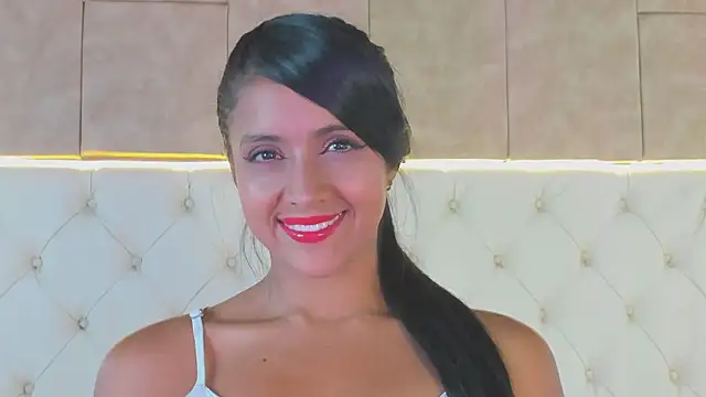 Snapshot of Camiila_rosse chatting on 11, 11, 2025 Camiila rosse online show from 11, 11, 2025