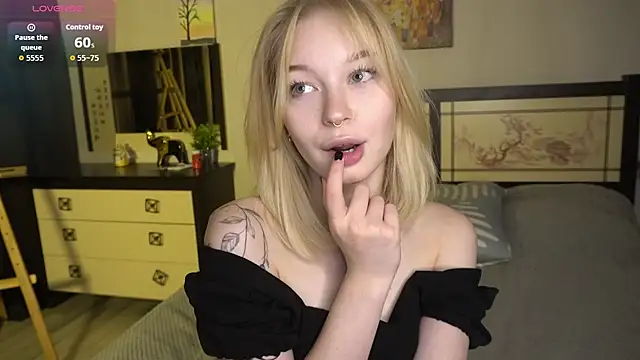 Snapshot of ShanelTunon chatting on 9, 11, 2025 ShanelTunon online show from 9, 11, 2025