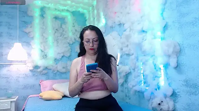 Lauryn Jones online show from 5, 2, 2026