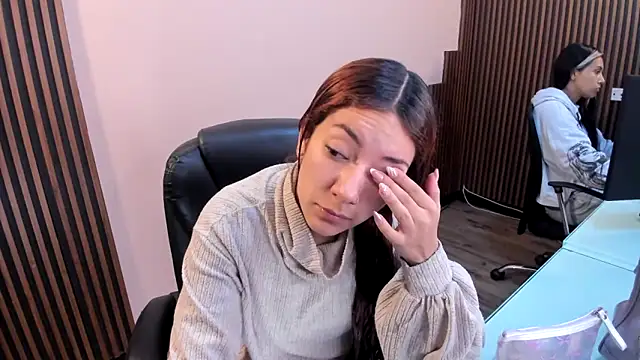 Snapshot of desk_desire chatting on 18, 12, 2025 desk desire online show from 18, 12, 2025