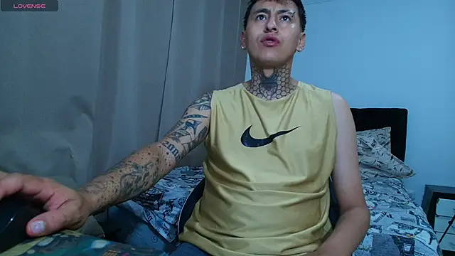 Snapshot of emi_liano10 chatting on 8, 11, 2025 emi liano10 online show from 8, 11, 2025