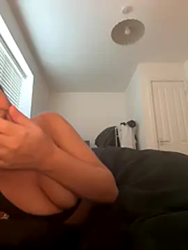 Snapshot of Bethrae25 chatting on 20, 11, 2025 Bethrae25 online show from 20, 11, 2025