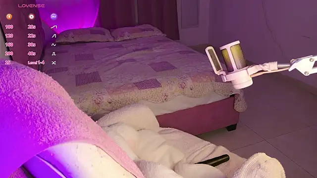 Snapshot of EmillieX chatting on 8, 11, 2025 EmillieX online show from 8, 11, 2025