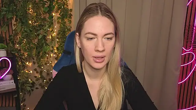 Snapshot of TonyaReid chatting on 14, 12, 2025 TonyaReid online show from 14, 12, 2025