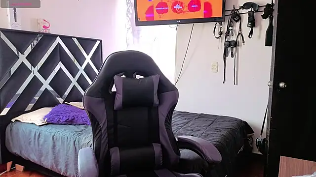 Zooee 01 online show from 4, 12, 2025