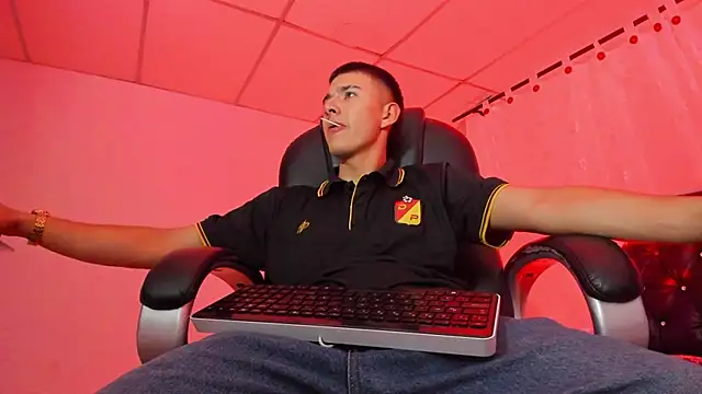 Snapshot of Aleck_Boy chatting on 12, 11, 2025 Aleck Boy online show from 12, 11, 2025