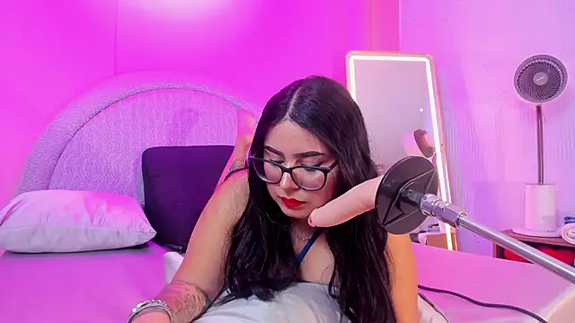 Snapshot of Amy_whittee chatting on 11, 11, 2025 Amy whittee online show from 11, 11, 2025