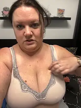 Snapshot of RealWoman84 chatting on 8, 11, 2025 RealWoman84 online show from 8, 11, 2025