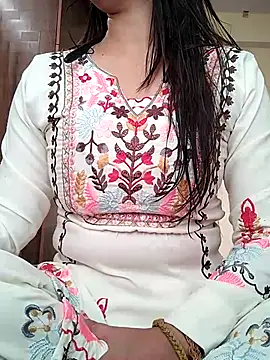 Snapshot of Tripti-Dimri chatting on 24, 11, 2025 Tripti-Dimri online show from 24, 11, 2025
