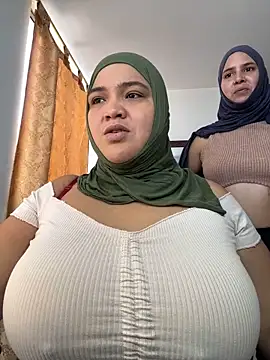 Snapshot of sweetmuslim01 chatting on 17, 10, 2025 sweetmuslim01 online show from 17, 10, 2025