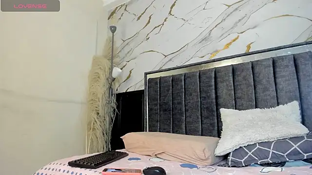 emma bloom  online show from 15, 11, 2025