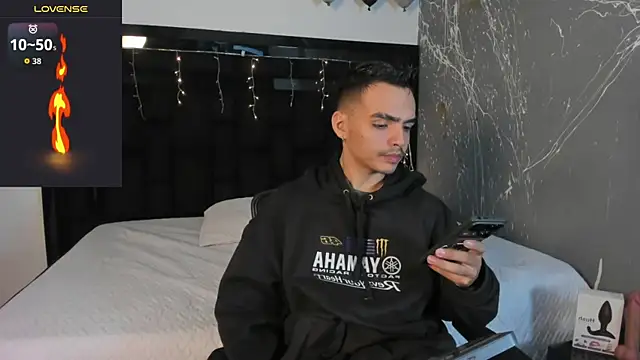 Snapshot of NicoKingg_ chatting on 5, 12, 2025 NicoKingg online show from 5, 12, 2025