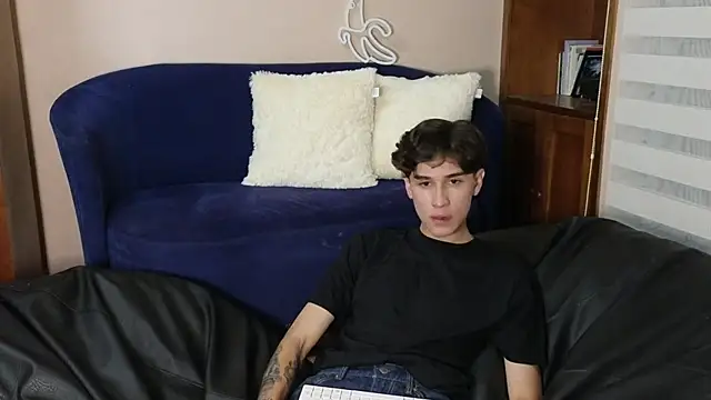 Snapshot of Derekswan chatting on 11, 11, 2025 Derekswan online show from 11, 11, 2025