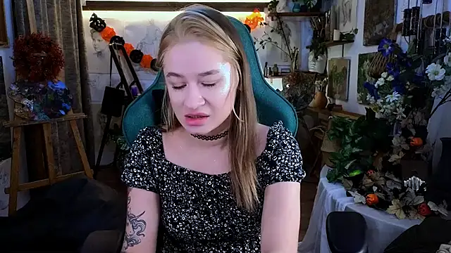 LeilaUvrays online show from 15, 11, 2025