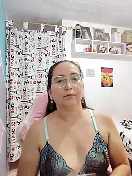 Snapshot of LaLey2702 chatting on 19, 11, 2025 LaLey2702 online show from 19, 11, 2025