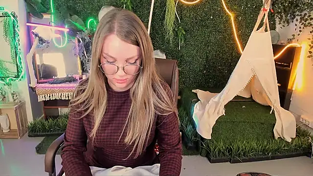 Snapshot of SandraLindsey chatting on 14, 11, 2025 SandraLindsey online show from 14, 11, 2025