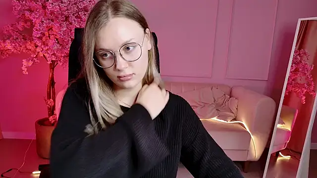 Snapshot of SandraLindsey chatting on 18, 11, 2025 SandraLindsey online show from 18, 11, 2025