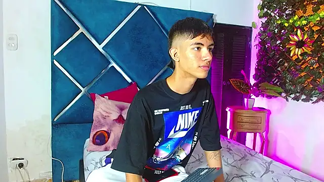 JamesConnor001 online show from 17, 11, 2025