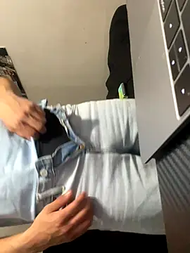 Snapshot of yourguyy21 chatting on 17, 11, 2025 yourguyy21 online show from 17, 11, 2025