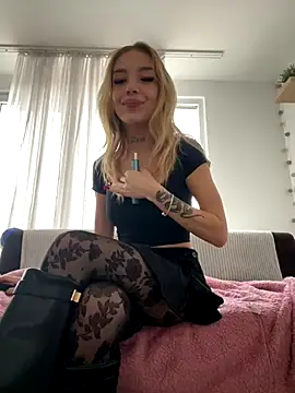 lunababy77 online show from 5, 12, 2025