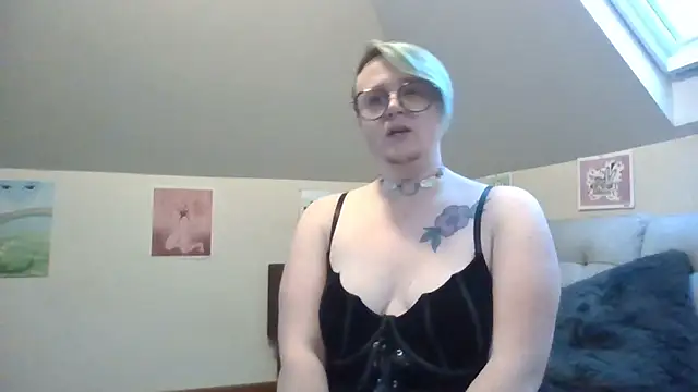 Snapshot of queerlyjaz chatting on 22, 11, 2025 queerlyjaz online show from 22, 11, 2025