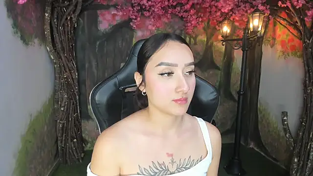 Snapshot of HorneyyQueen chatting on 17, 11, 2025 HorneyyQueen online show from 17, 11, 2025