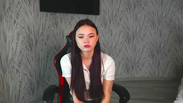 Snapshot of CarleeHake chatting on 19, 11, 2025 CarleeHake online show from 19, 11, 2025