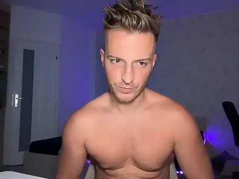 Snapshot of hanzLagerfeld chatting on 19, 11, 2025 hanzLagerfeld online show from 19, 11, 2025