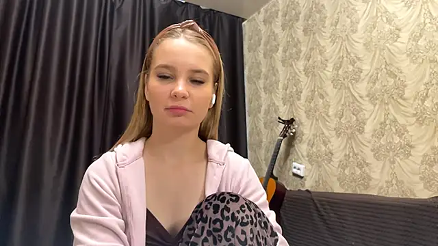 Snapshot of SophieLorein chatting on 22, 11, 2025 SophieLorein online show from 22, 11, 2025