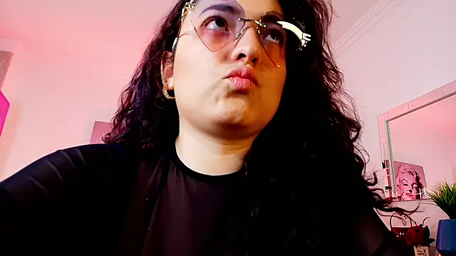 Snapshot of Roxxie_saenz__ chatting on 25, 11, 2025 Roxxie saenz online show from 25, 11, 2025