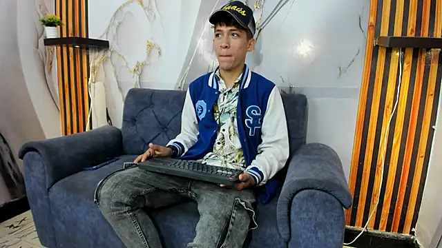 Alex LatinBoy18 online show from 23, 11, 2025