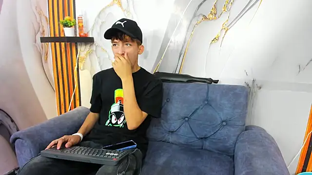 Alex LatinBoy18 online show from 28, 11, 2025