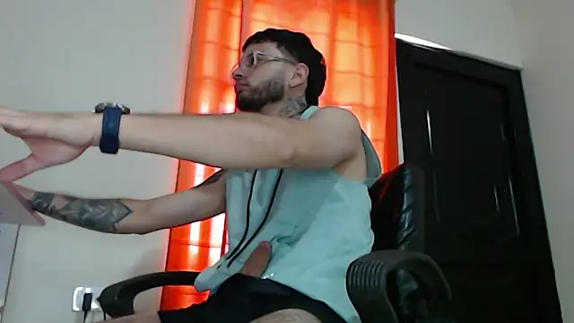 Snapshot of latin-dick18 chatting on 25, 11, 2025 latin-dick18 online show from 25, 11, 2025