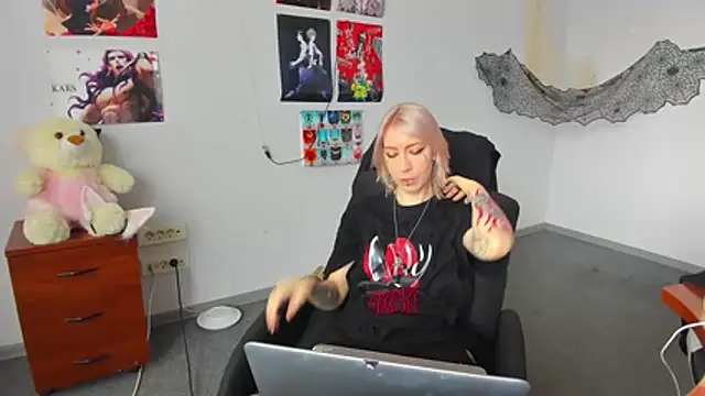 Snapshot of AuraliLi chatting on 17, 12, 2025 AuraliLi online show from 17, 12, 2025