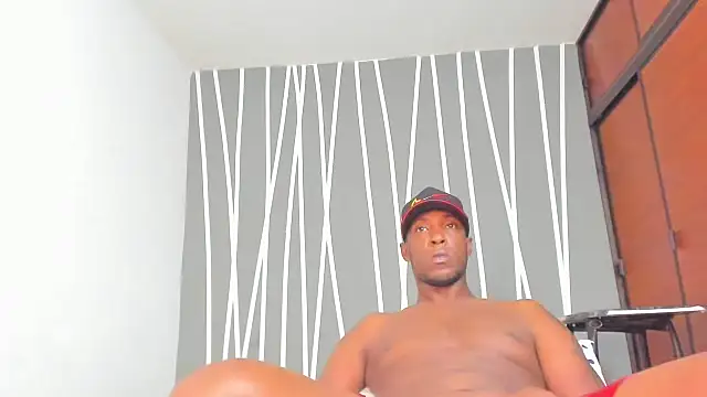 Snapshot of laura_and_samir chatting on 25, 2, 2026 laura and samir online show from 25, 2, 2026