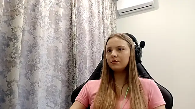 Snapshot of CrackShirker chatting on 16, 12, 2025 CrackShirker online show from 16, 12, 2025