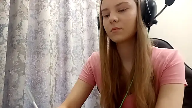 Snapshot of CrackShirker chatting on 17, 12, 2025 CrackShirker online show from 17, 12, 2025