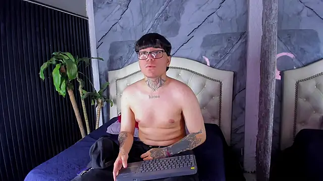 Snapshot of Noah_West18 chatting on 28, 11, 2025 Noah West18 online show from 28, 11, 2025