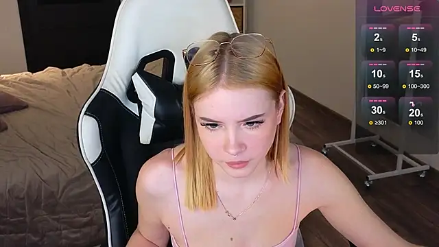 shinyluna1 online show from 4, 12, 2025