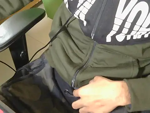 Snapshot of Michal_Fransis chatting on 5, 12, 2025 Michal Fransis online show from 5, 12, 2025