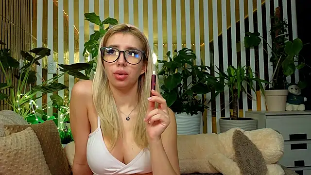 Snapshot of FlowweerGirl chatting on 5, 12, 2025 FlowweerGirl online show from 5, 12, 2025