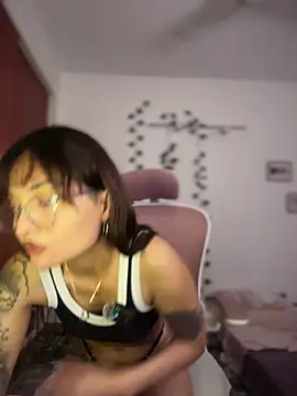 Snapshot of LuXarumi chatting on 23, 12, 2025 LuXarumi online show from 23, 12, 2025