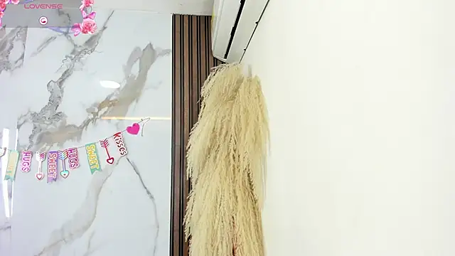 hilarythomsom online show from 13, 2, 2026