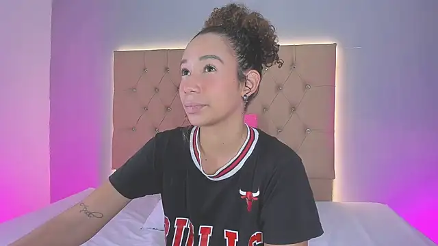 EmmaLawrence  online show from 4, 2, 2026