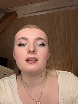 Snapshot of MilaLuxe chatting on 15, 12, 2025 MilaLuxe online show from 15, 12, 2025