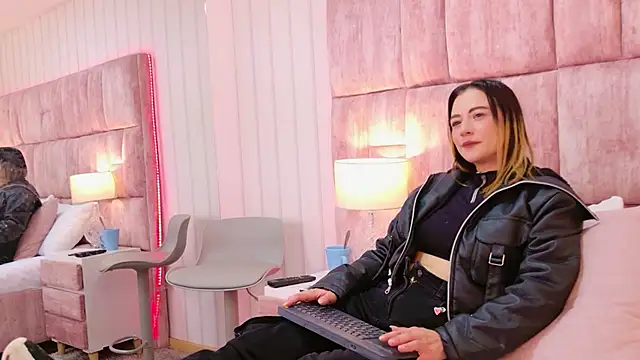 Snapshot of HeatherHazell chatting on 16, 12, 2025 HeatherHazell online show from 16, 12, 2025