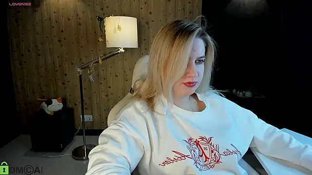 Snapshot of LunasShine chatting on 16, 12, 2025 LunasShine online show from 16, 12, 2025