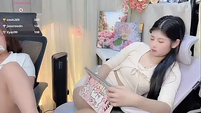 Snapshot of Yvonne-07 chatting on 17, 12, 2025 Yvonne-07 online show from 17, 12, 2025